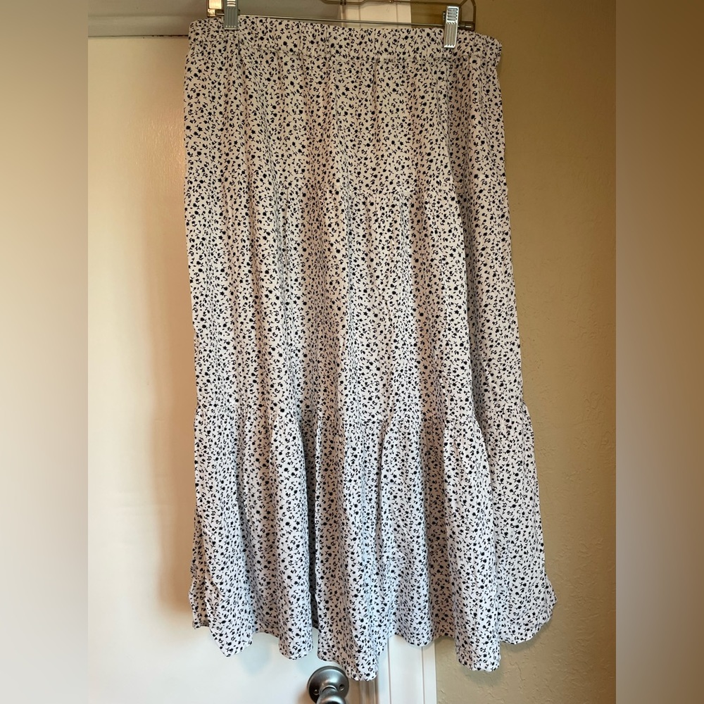 Black and white flowered skirt, Size L